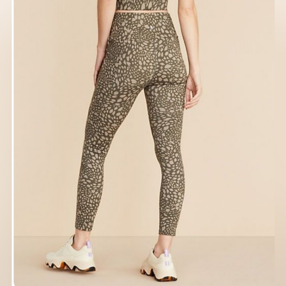 NWT! Lou & Grey Olive Patterned Leggings
